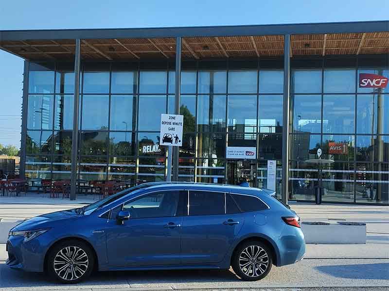 VTC eco 56 Véhicule VTC TAXI devant la gare d'auray.